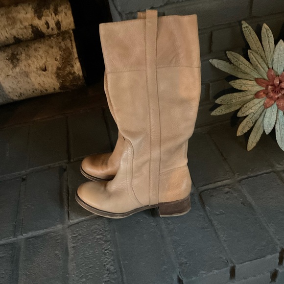 Lucky Brand, Women’s 9 1/2, Camel/Tan Color. - Picture 2 of 4